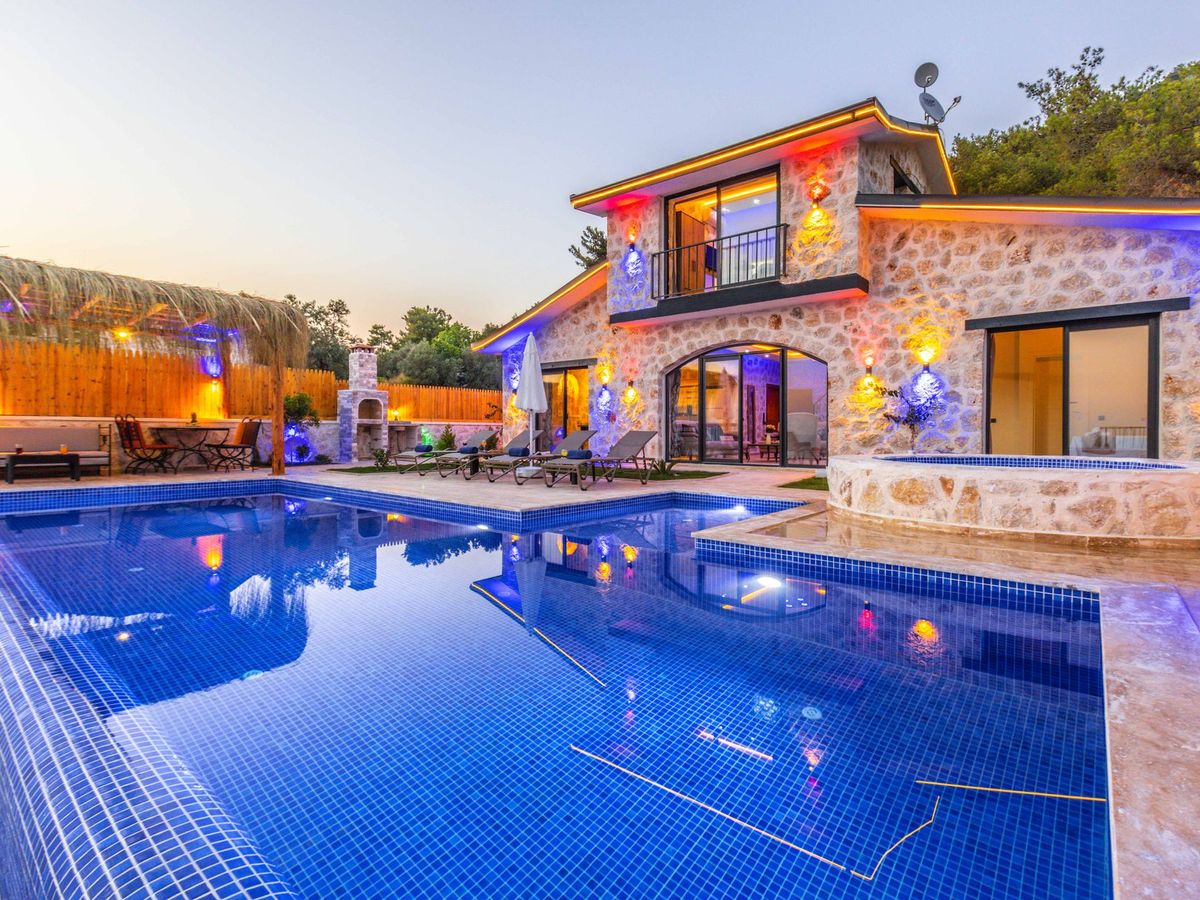Çeşme Alaçatı'da Bahçeli Taş Villa 2